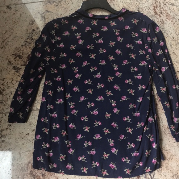 V Neck top - Picture 2 of 2